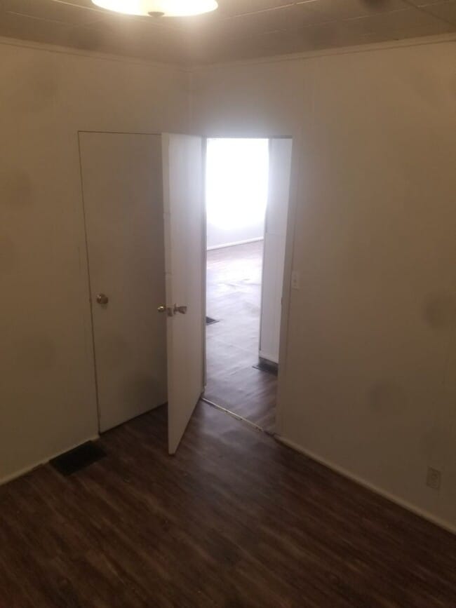 Building Photo - 2 bedroom home available in Rockford