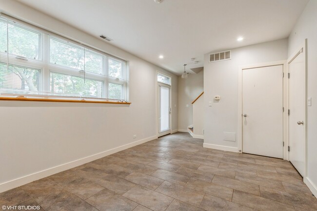 Building Photo - 7209 N Oakley Ave