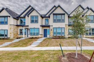 Building Photo - 3 Bed 2 bath 2 Car Garage Luxurious Townhome in Frisco!