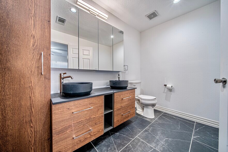 Upstairs Master Bathroom - 2411 Knight St