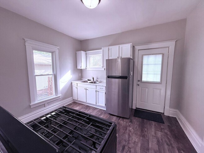 Building Photo - 3-Bed House in Waterloo