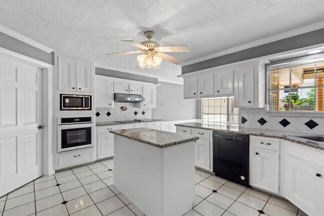 Building Photo - 18318 Mahogany Forest Dr