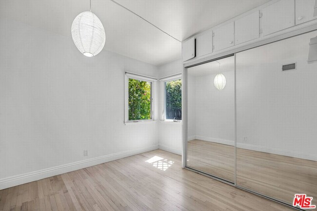 Building Photo - 11118 Franklin Ave