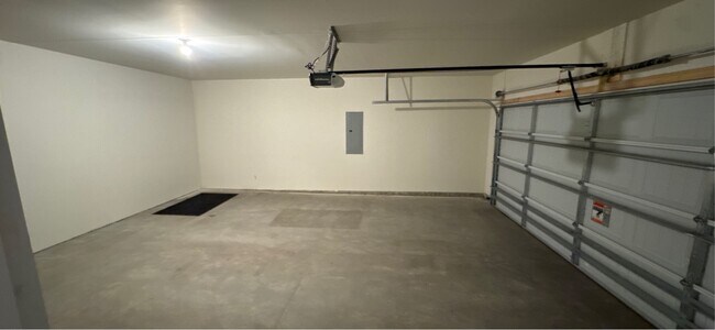Building Photo - 1038 White Tail Ln
