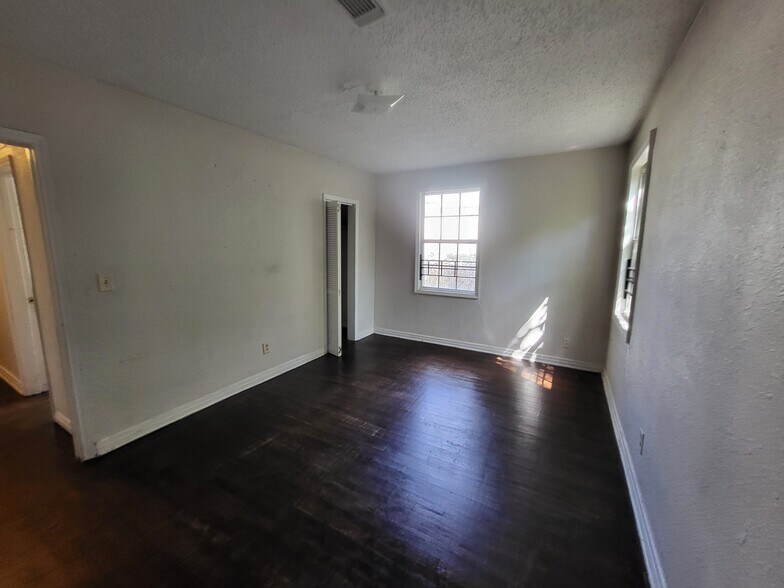 Building Photo - 330 W 26th St