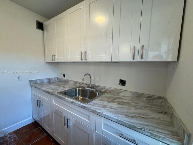 Primary Photo - 1431 SW 37th Ave
