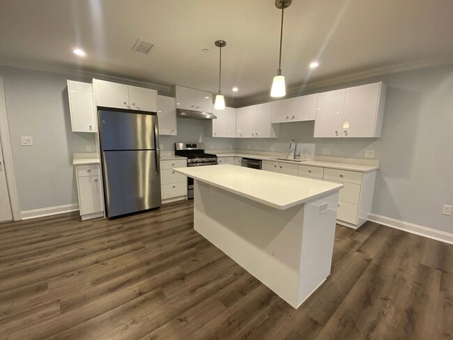 Building Photo - 918 Providence Hwy