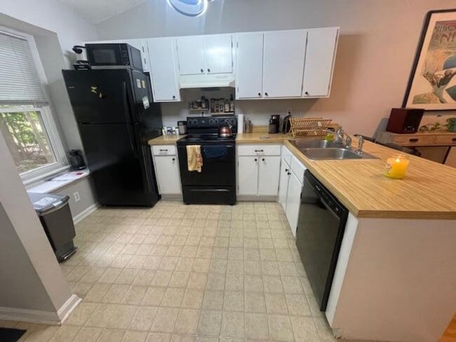 Building Photo - 907 W Chatham St