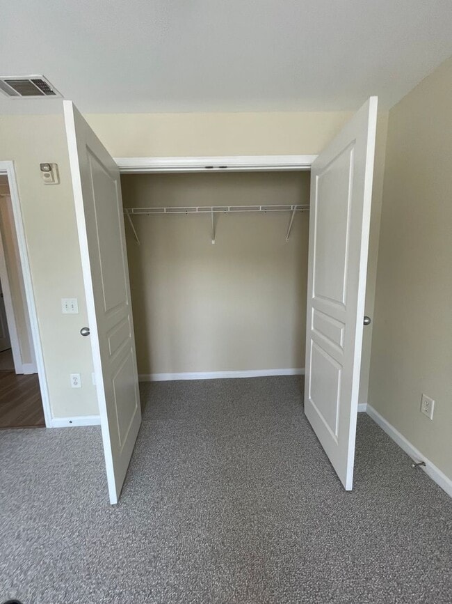 Building Photo - 15-1512 Dukes