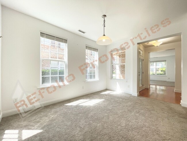 Building Photo - Beautiful 2 Story 3 Bedroom 2.5 Bath Townh...