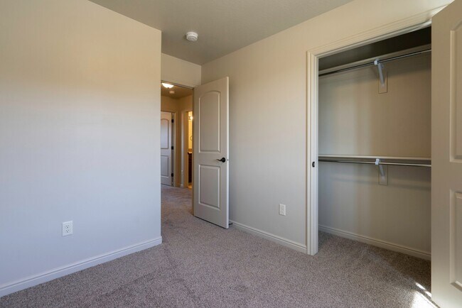 Building Photo - Townhome available in Millcreek Springs with a community pool!