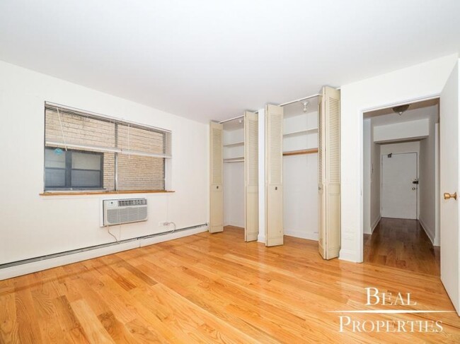 Building Photo - 1 bedroom in CHICAGO IL 60657