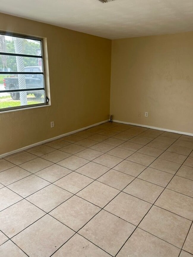 Building Photo - 2527 Cheval Dr