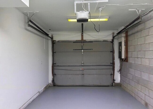 Building Photo - 3 Bedrooms 2.5 Bathrooms