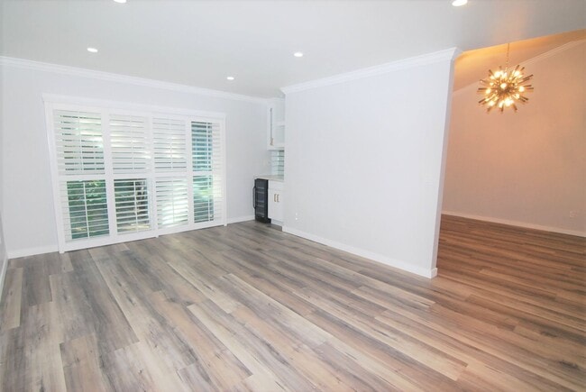 Building Photo - Stunning Fully Remodeled Condo in Costa Mesa