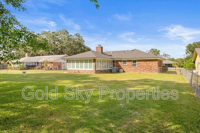 Building Photo - 210 Pine Grove Dr