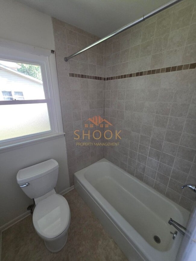 Building Photo - Cozy 3 BR Home in Convenient Location - Sh...