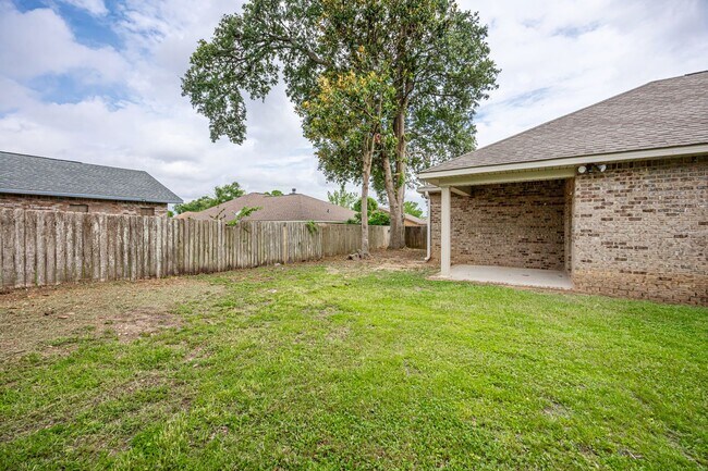 Building Photo - Charming Home Move-in Ready!