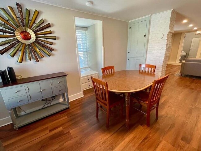 Building Photo - 160 1/2 W Mound St