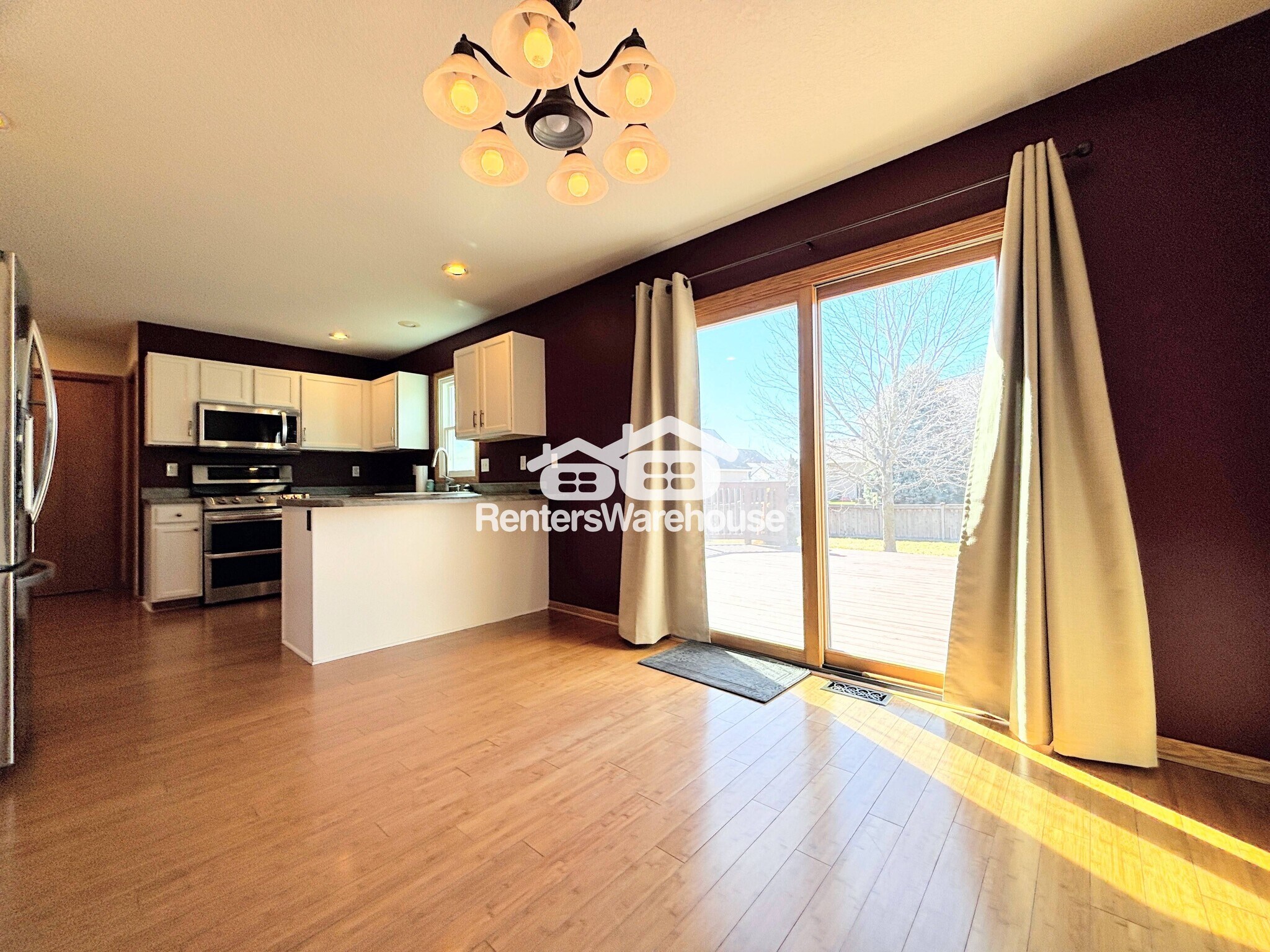 Building Photo - 330 NE Cardinal Ln