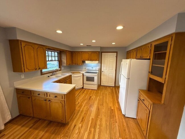 Building Photo - 610 Liberty St SE