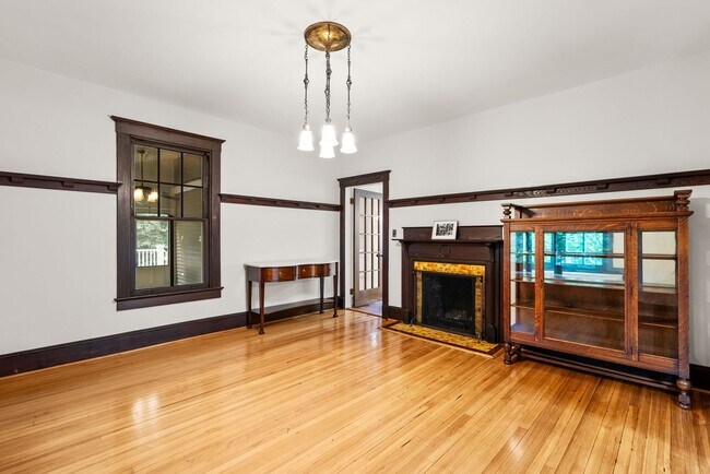 Building Photo - 4 Bed 3.5 bath - Kensington Victorian - Mo...
