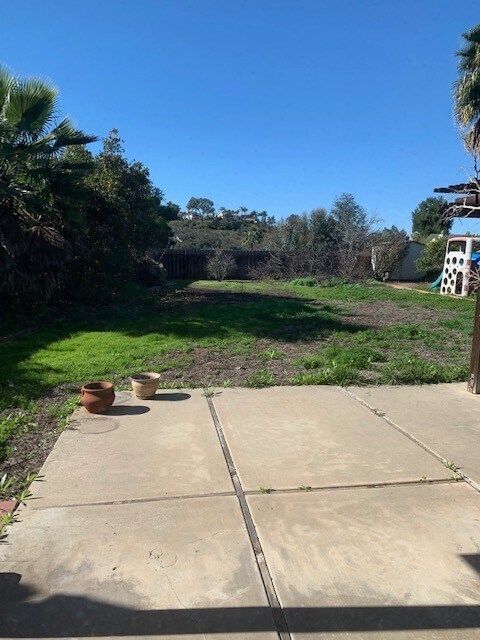 Building Photo - Charming 3 bedroom/2.5 bath Home - Call to schedule an appointment/Repairs in progress - Availabl...