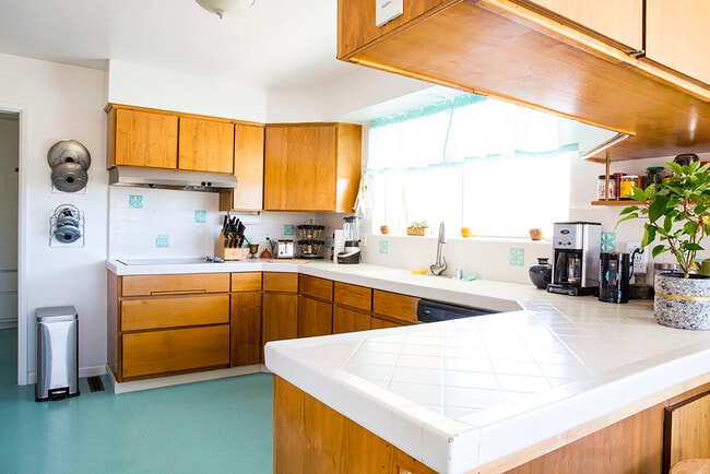 Building Photo - 56996 Crestview Dr