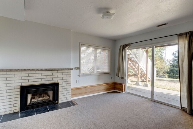 Building Photo - Spacious 2-Story Split-Level Home with Wat...