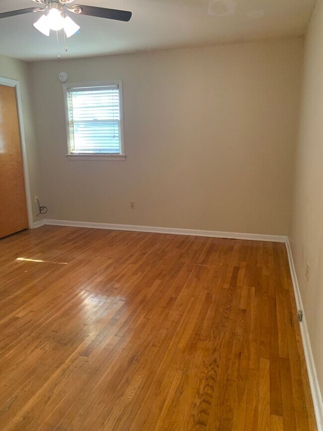 Building Photo - Your Next Home Awaits! 3 Bed/2 Bath Near J...
