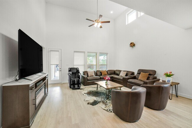 Building Photo - 147 Renodes Garden Ln