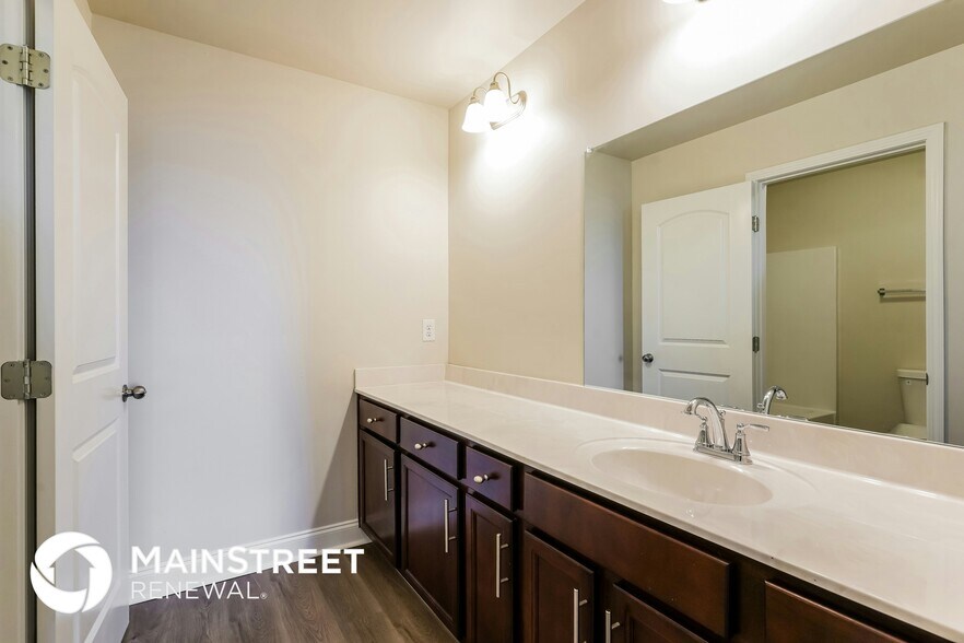 Building Photo - 1009 Ellington Dr