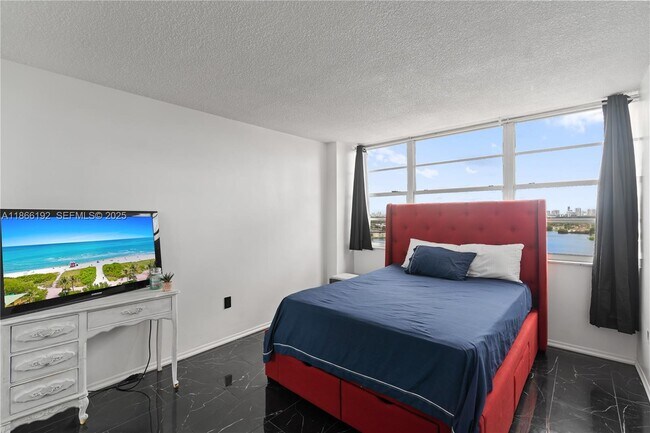 Building Photo - 1351 NE Miami Gardens Dr