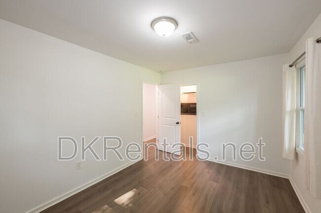 Building Photo - 83 Lucia Dr SE