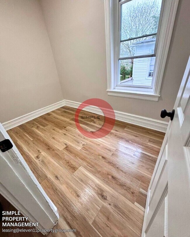 Building Photo - Massive 5 bedroom 1 bath house with fence ...