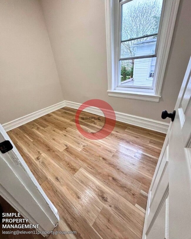 Building Photo - Massive 5 bedroom 1 bath house with fence in yard