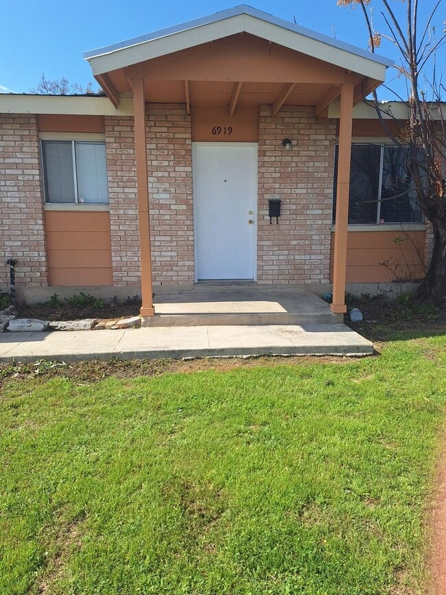 Building Photo - 2x1 Less Than $933 Big Yard, Pets OK