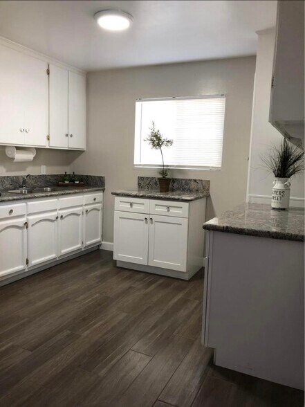 Building Photo - 2445 Malabar St