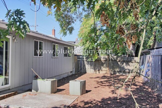 Building Photo - Newly Remodeled  2 Bed, 1 Bath Duplex with...