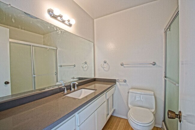 Building Photo - 2BR/2BA Condo with Stunning Ocean Views & ...