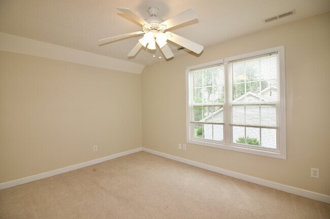 Building Photo - Great 3 bed + bonus house in Aberdeen