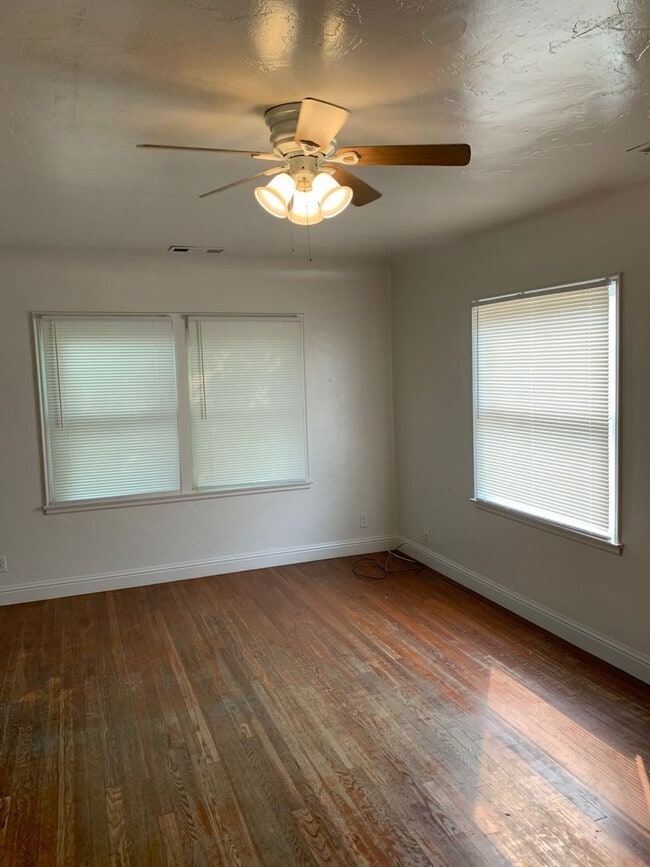 Building Photo - 2 Bedroom 1 Bath