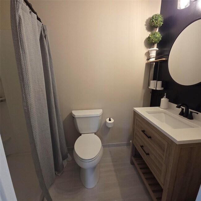 Building Photo - 5385 Lakefront Blvd