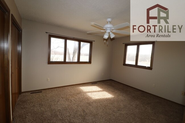 Building Photo - 1554-3325 3325 Ave