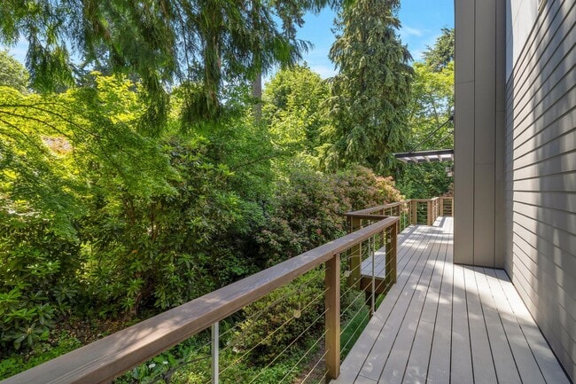 Building Photo - Great modern home located on Mercer Island