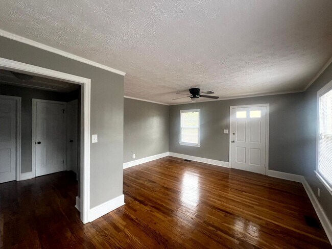 Building Photo - 124 Eastwood Ave