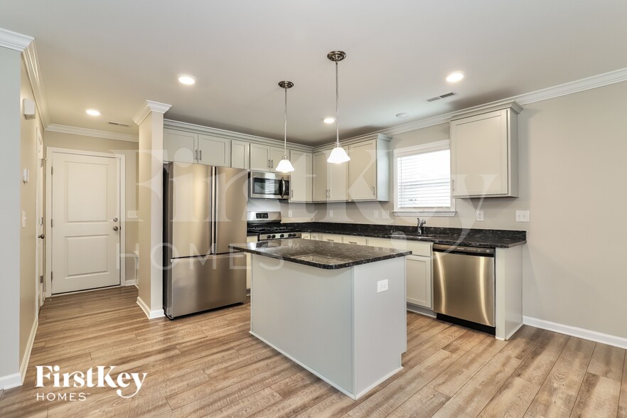 Building Photo - 824 Sage Hl Dr