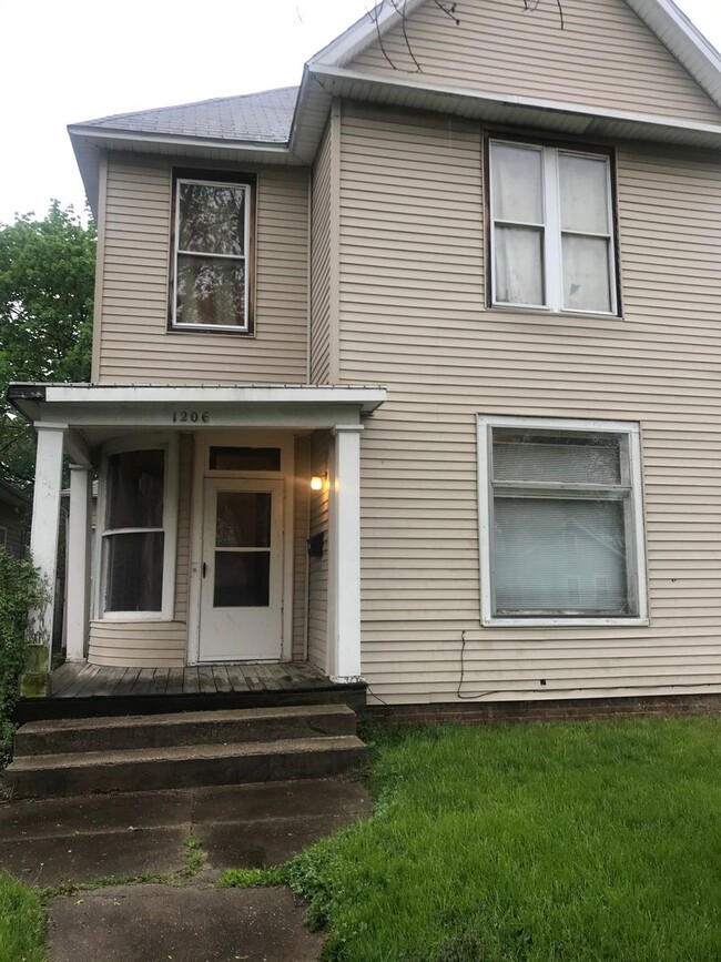 Building Photo - 1206 Heath St
