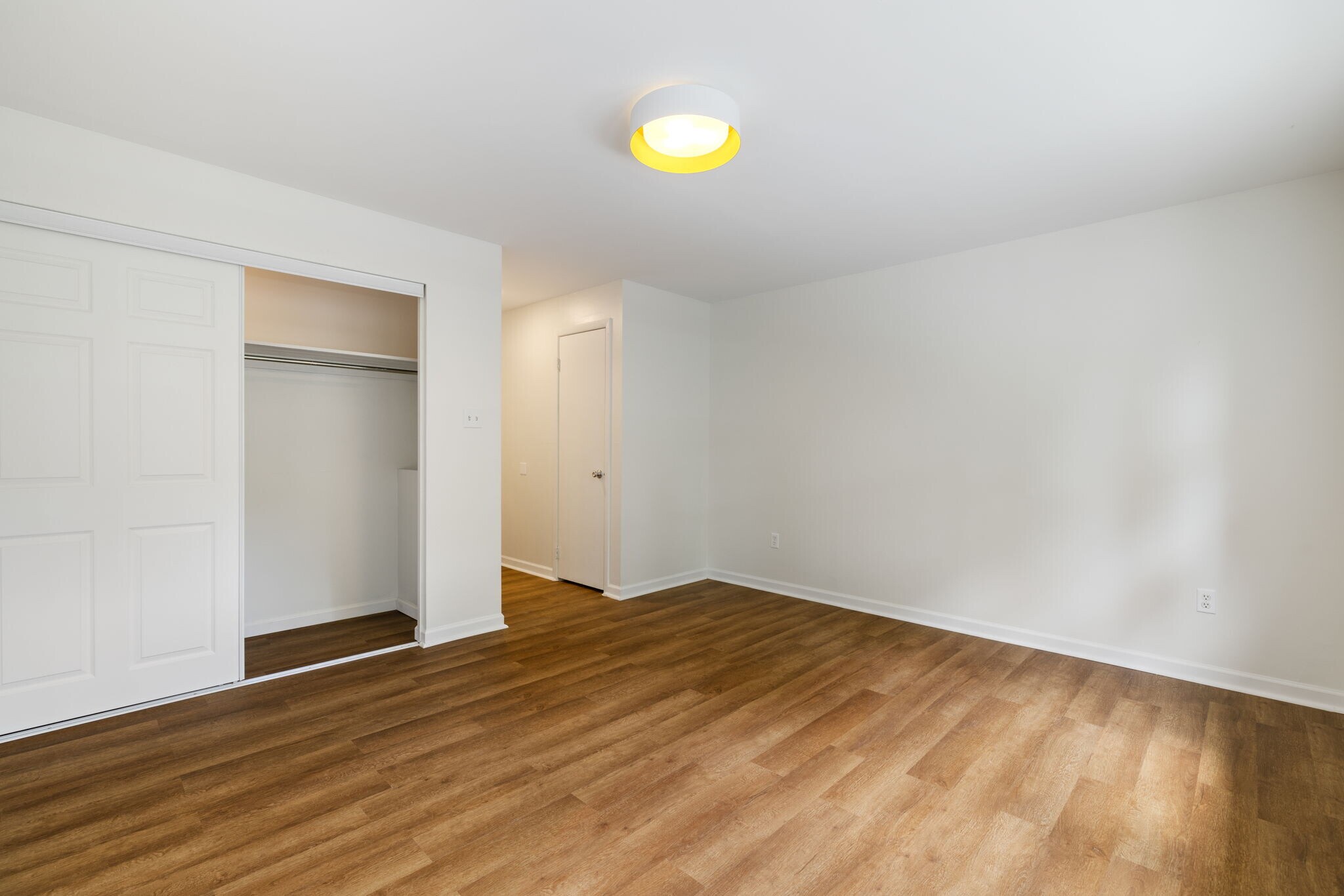 Building Photo - 215 Oakview Dr