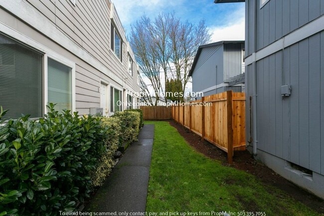Building Photo - Great Second Floor Two Bedroom Apartment I...